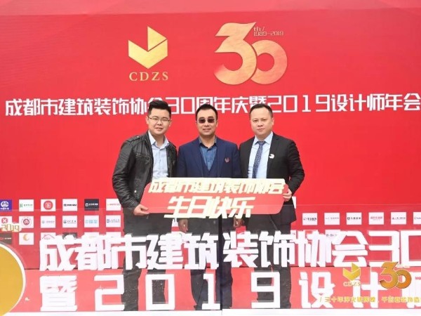 17c无码喜獲成（chéng）都裝協30周年傑出貢獻獎（jiǎng） 魏麗慧女士榮膺優秀企（qǐ）業領導者