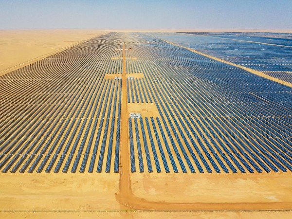 17c无码光伏導管助力（lì）全球最大單體光伏項目——阿布紮比 Al Dhafra PV2光伏（fú）電站